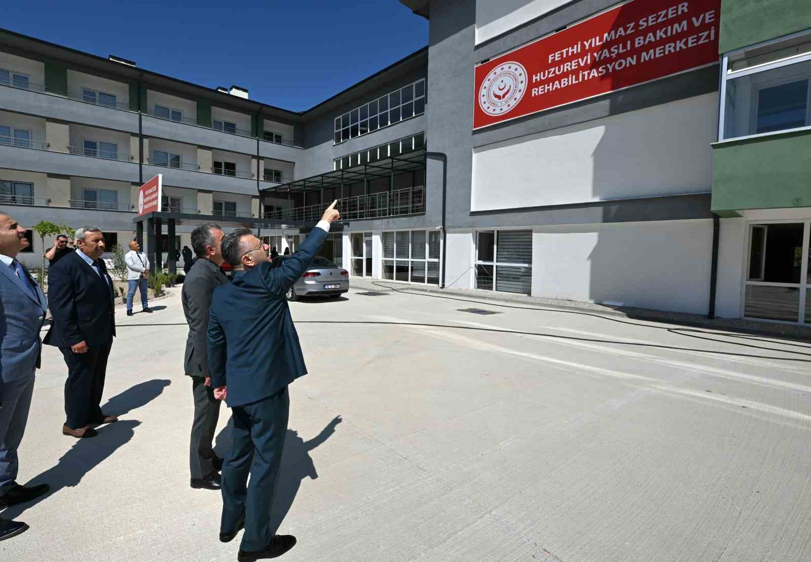 Vali Aksoy, Fethi Yılmaz Sezer Yaşlı Bakım ve Rehabilitasyon Merkezi’ni ziyaret etti