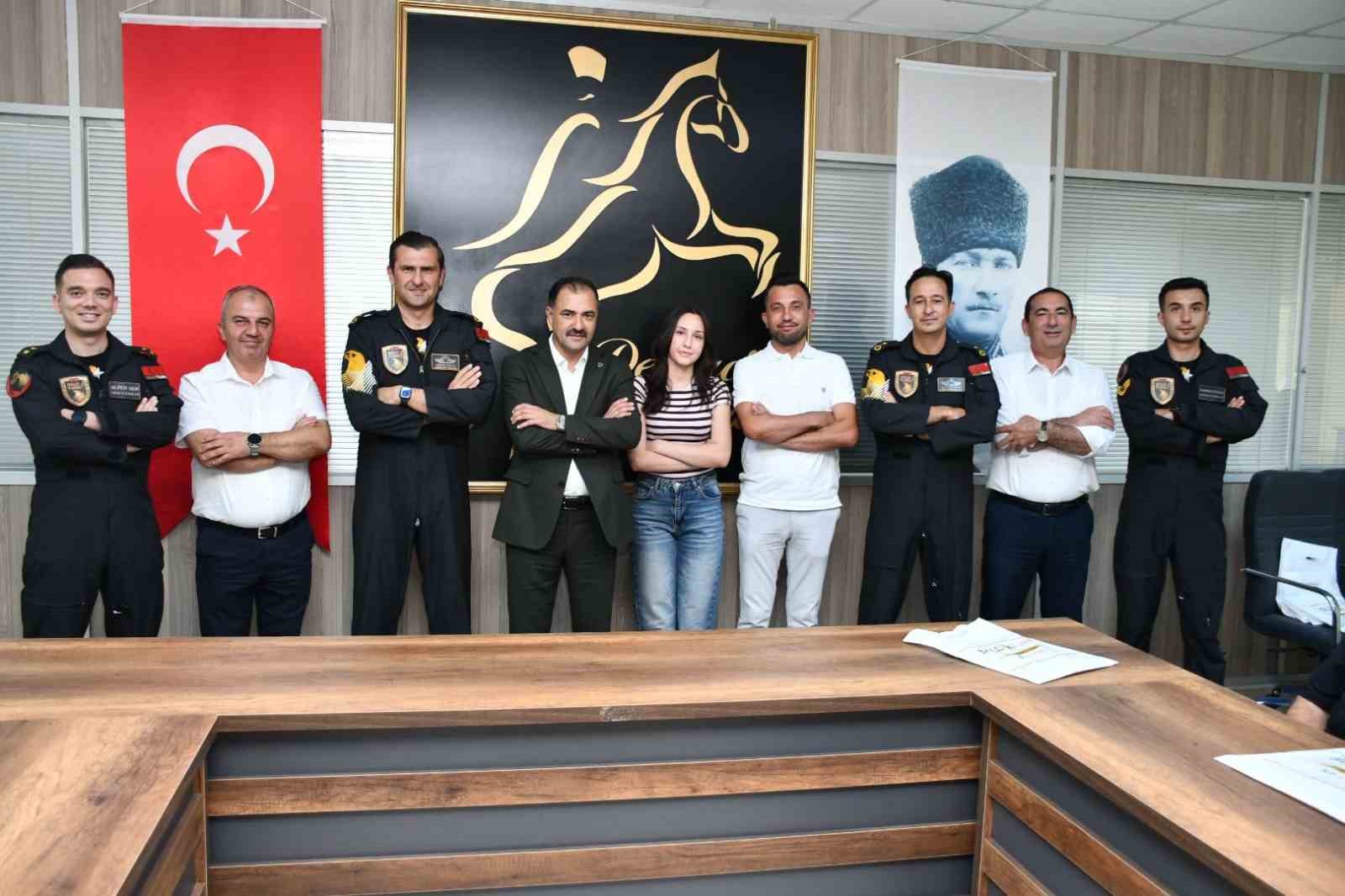 SOLOTÜRK uçuş ekibinden Demirci Belediyesine ziyaret