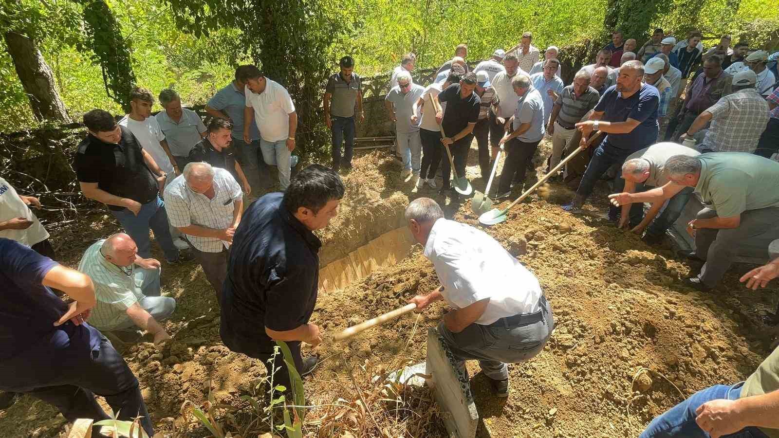 Derede &ouml;l&uuml; bulunan adamın cenazesi defnedildi
