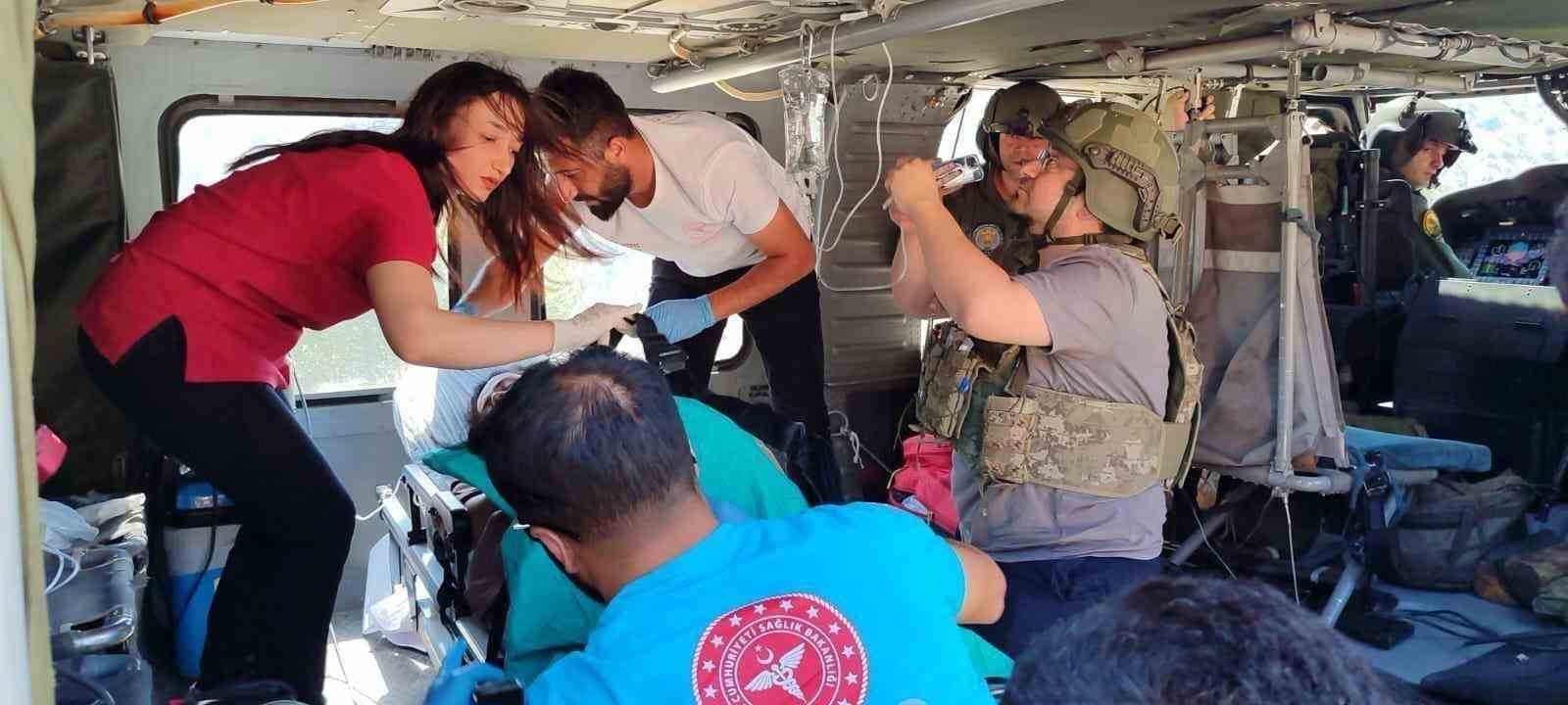 Askeri helikopter hamile kadın i&ccedil;in havalandı
