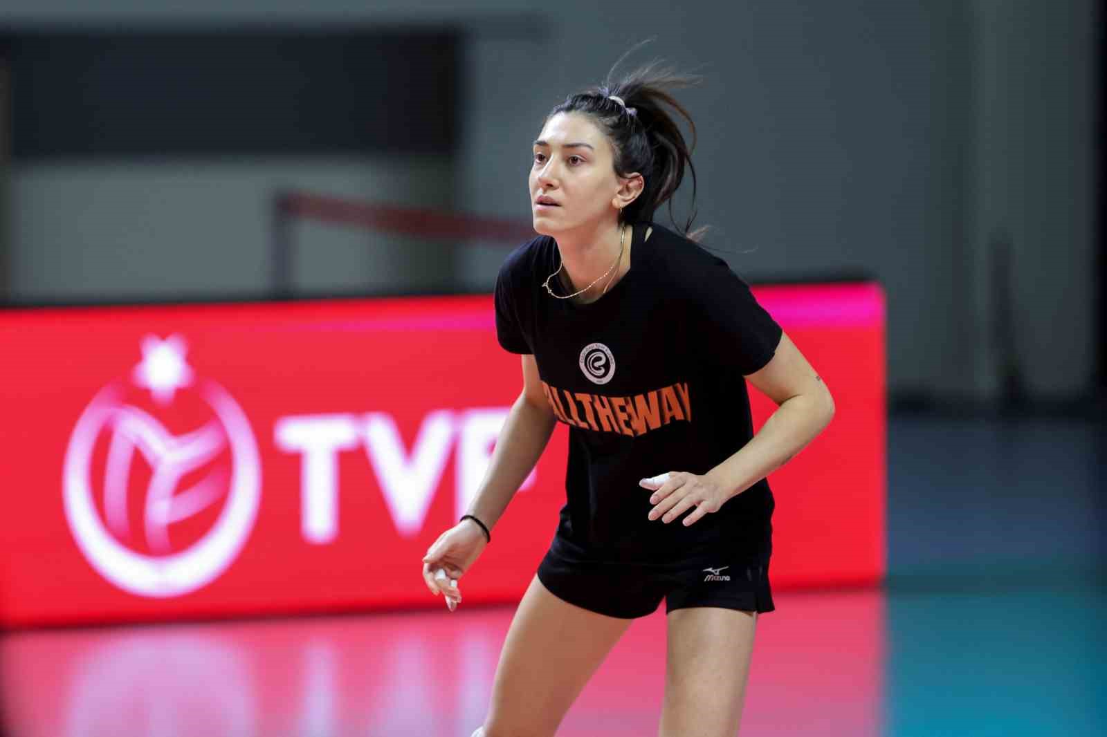 Milli smaçör Yaprak Erkek, 3 yıl daha Eczacıbaşı’nda