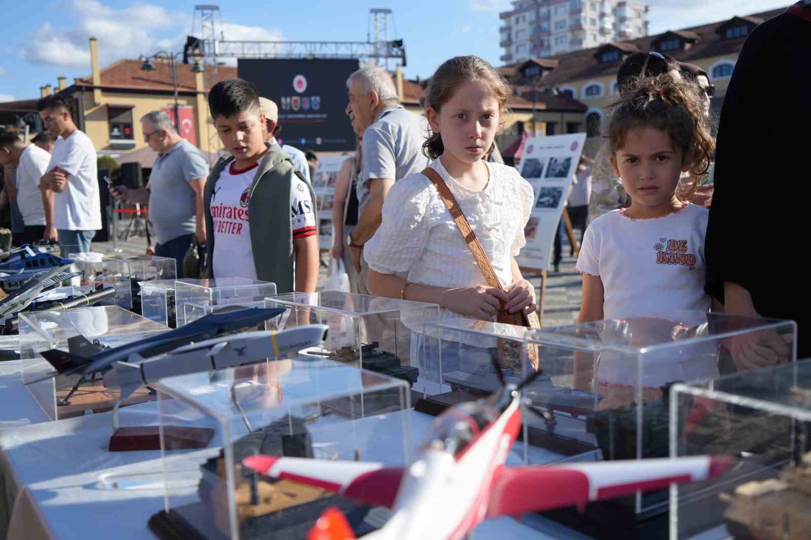 Zırhlı askeri ambulanslar ilgi odağı oldu
