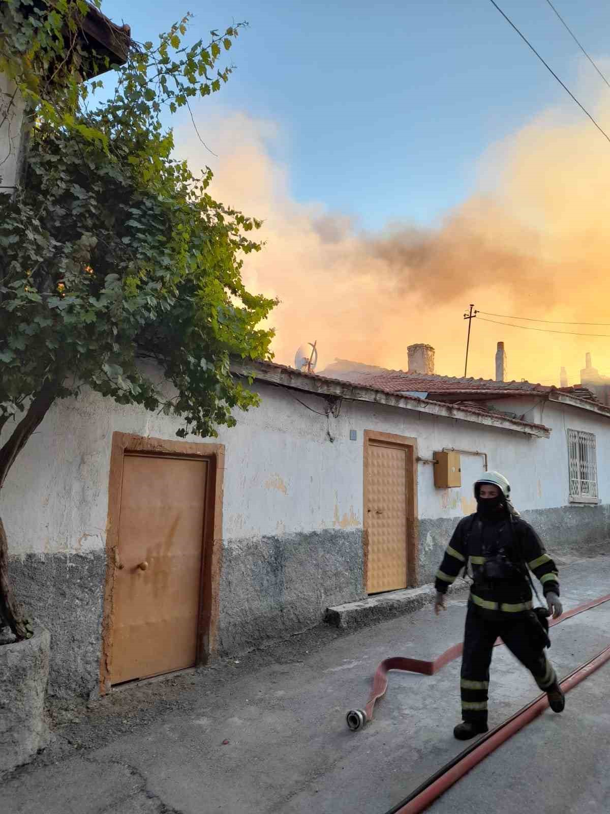 &Ccedil;orum&rsquo;da &ccedil;ıkan yangında 5 ev zarar g&ouml;rd&uuml;
