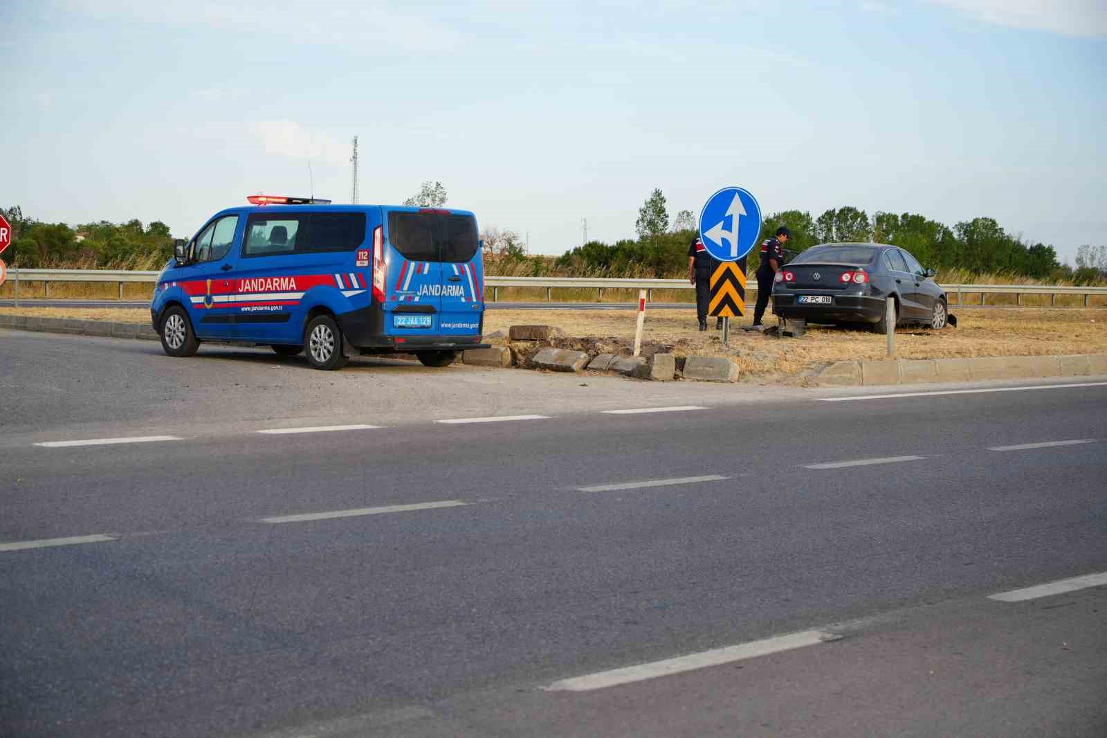 Edirne&rsquo;de yoldan &ccedil;ıkan otomobil ref&uuml;je &ccedil;ıktı: 5 yaralı
