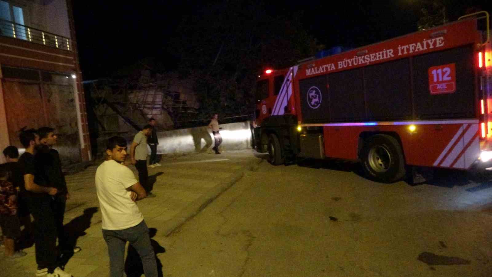 Malatya’da hasarlı evin çatısı çöktü