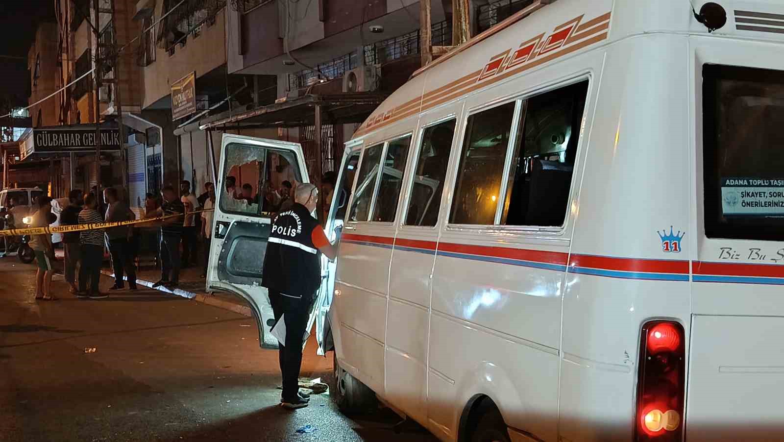 Adana&rsquo;da dolmuşa silahlı saldırı: S&uuml;r&uuml;c&uuml; yaralı halde 600 metre s&uuml;rd&uuml; ama kurtarılamadı
