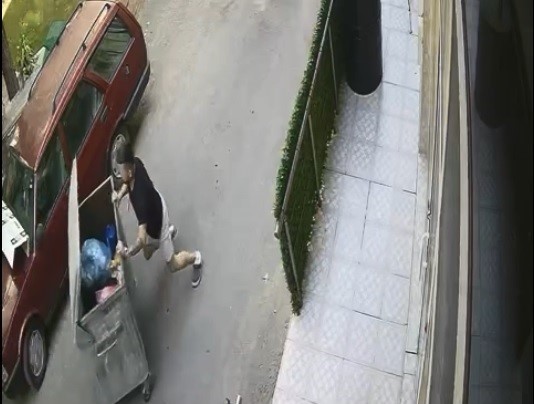 Rampadan kayan &ccedil;&ouml;p konteynerini ara&ccedil;la &ccedil;arpmadan son anda durdurdu
