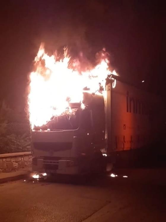 Bursa&rsquo;da park halindeki tır alev alev yandı
