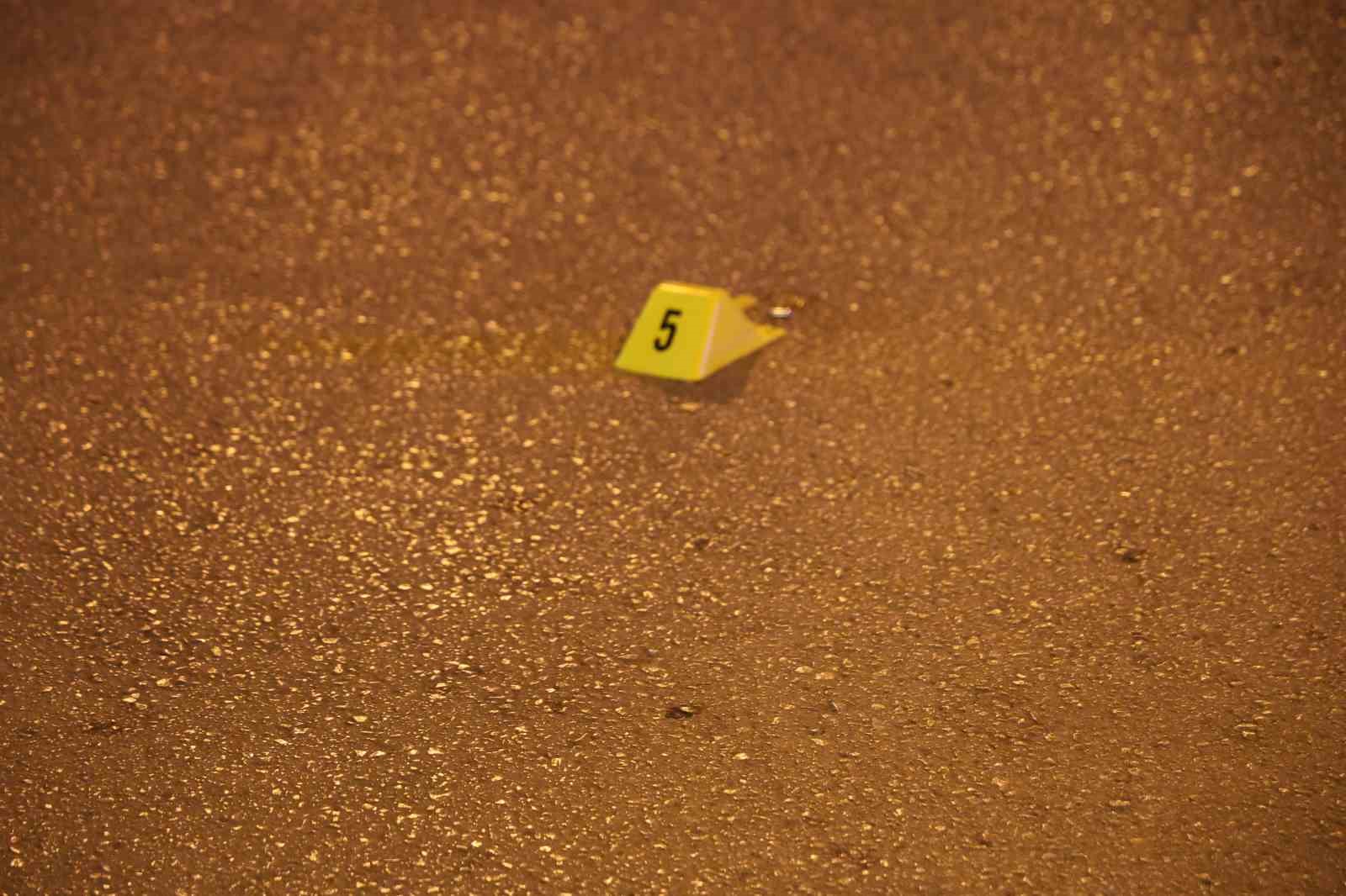 Sokak ortasında silahla defalarca ateş edildi, polis ş&uuml;phelilerin peşine d&uuml;şt&uuml;
