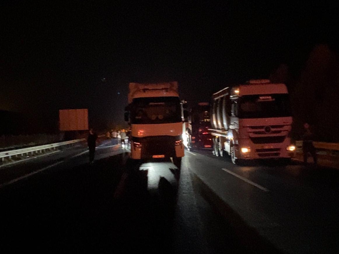 Lastik y&uuml;kl&uuml; tır alev alev yandı
