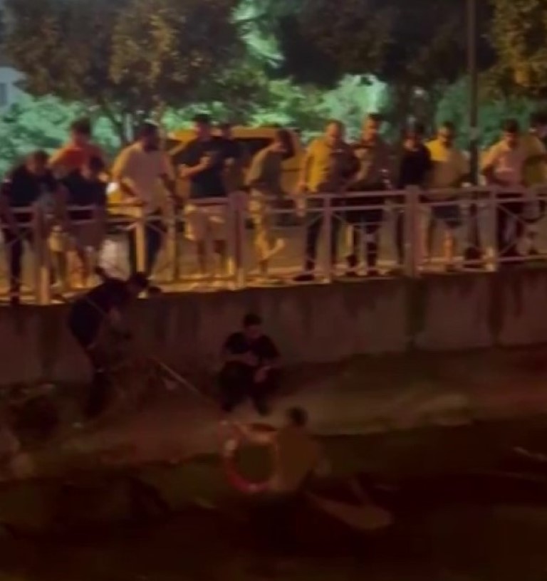 Uygulamaya girmemek için kanala atladı, boğulmaktan vatandaşlar kurtardı