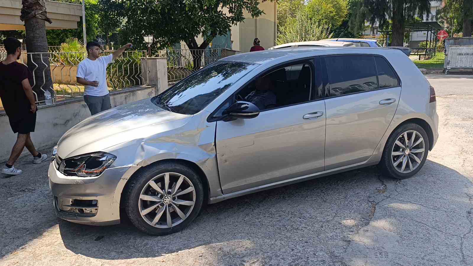 İlk tedavisi &ccedil;arpıştığı otomobilde yapıldı
