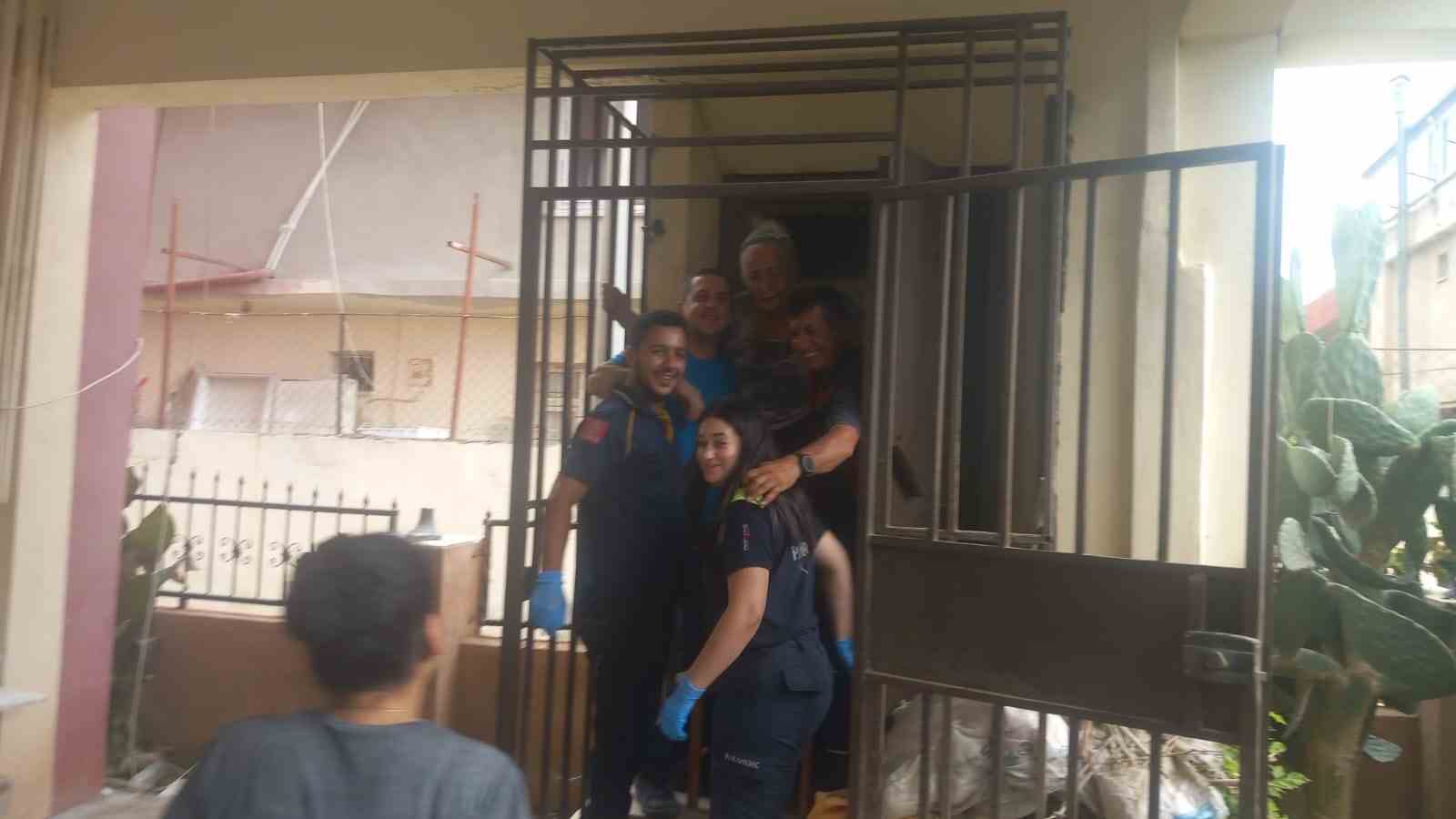 Asans&ouml;rde mahsur kalan yaşlı kadın ve &ccedil;ocuğu itfaiye kurtardı
