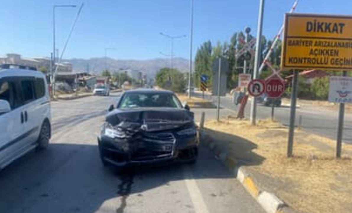 Muş&rsquo;ta hemzemin ge&ccedil;itte kaza: 2 yaralı
