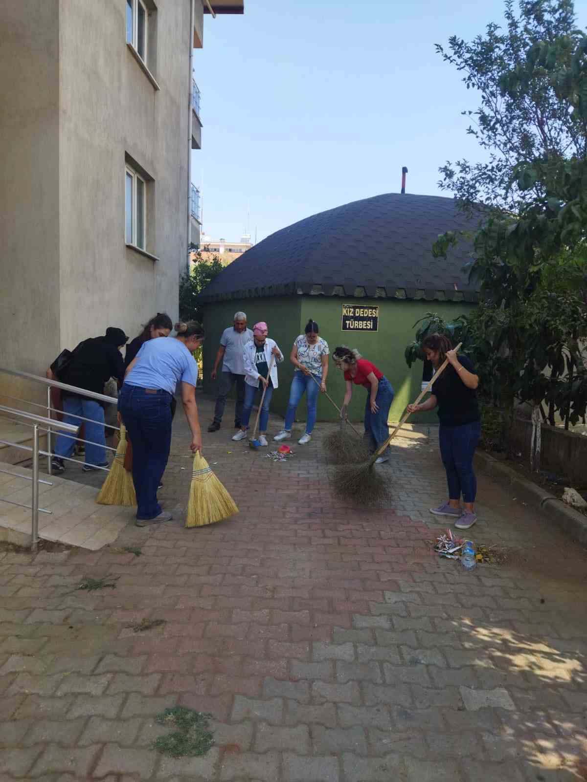 Karacasu&rsquo;daki t&uuml;rbeler temizlendi
