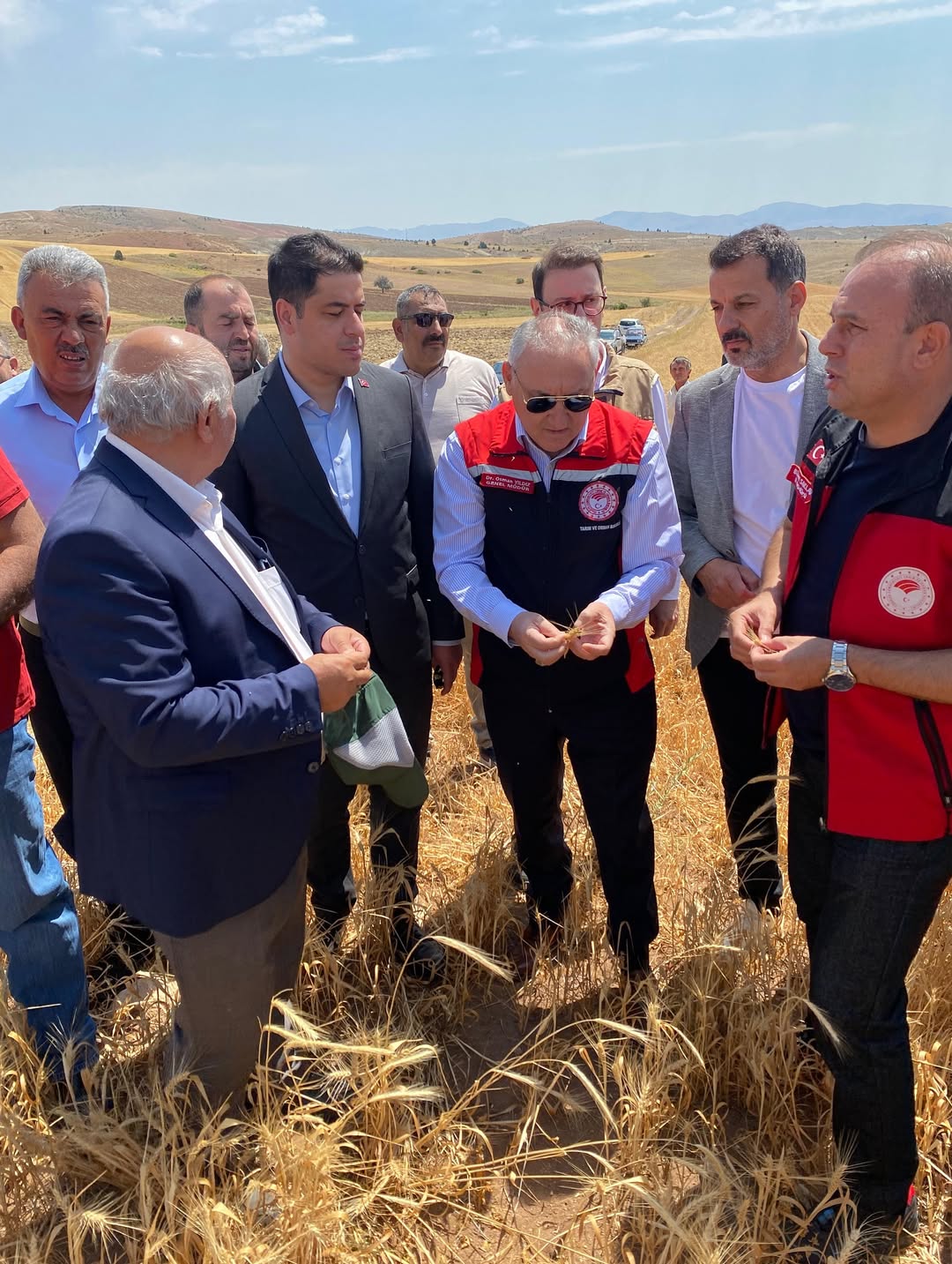 Okandan: "AK Parti olarak her zaman &uuml;reticimizin ve &ccedil;ift&ccedil;imizin yanındayız"
