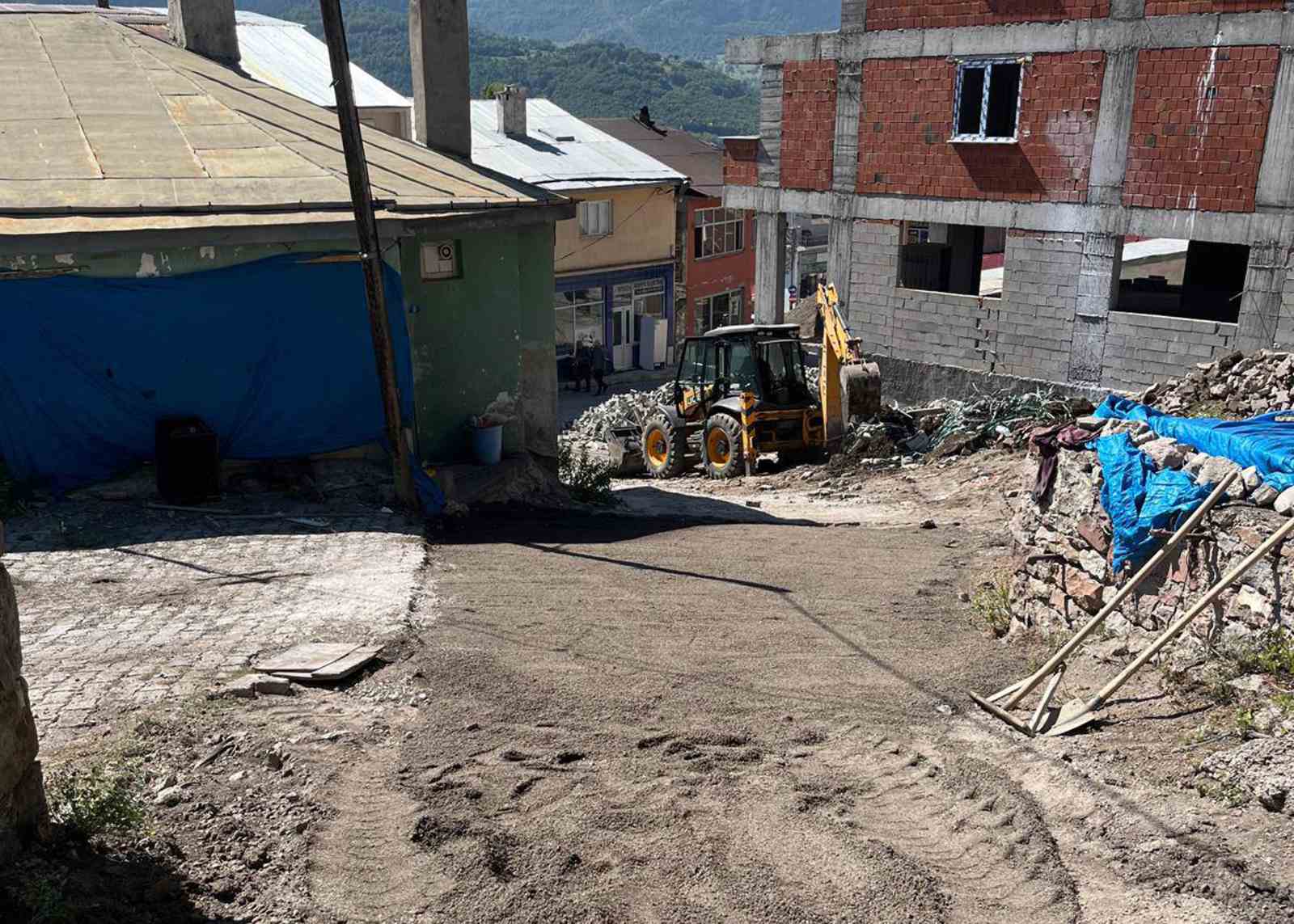 Posof&rsquo;ta yol yapım &ccedil;alışmaları s&uuml;r&uuml;yor
