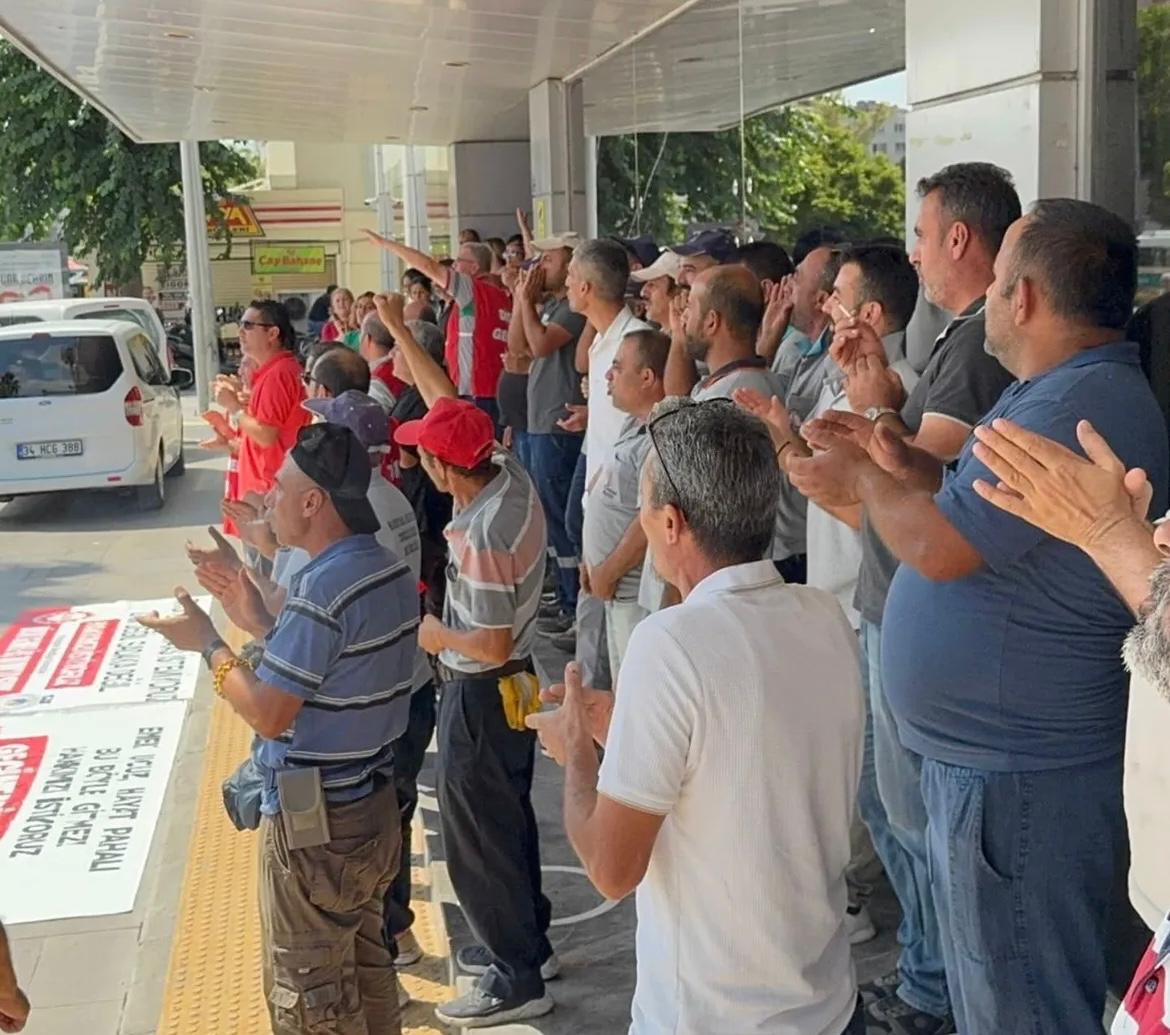 Karşıyaka Belediyesi&rsquo;nde sular durulmuyor: İş&ccedil;iler de memurlar da grevde
