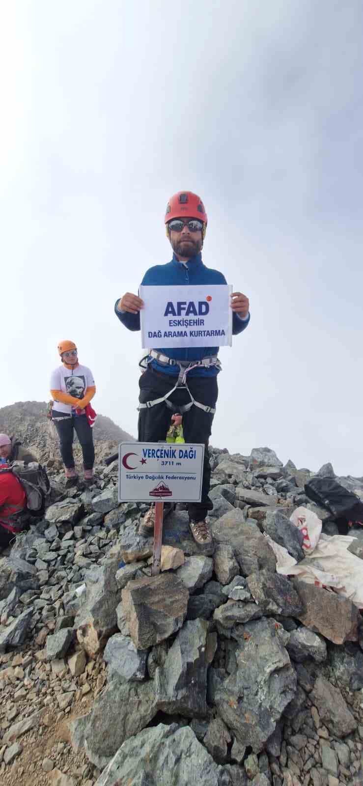 Eskişehir AFAD personeli Ver&ccedil;enik Dağı zirvesine ulaştı
