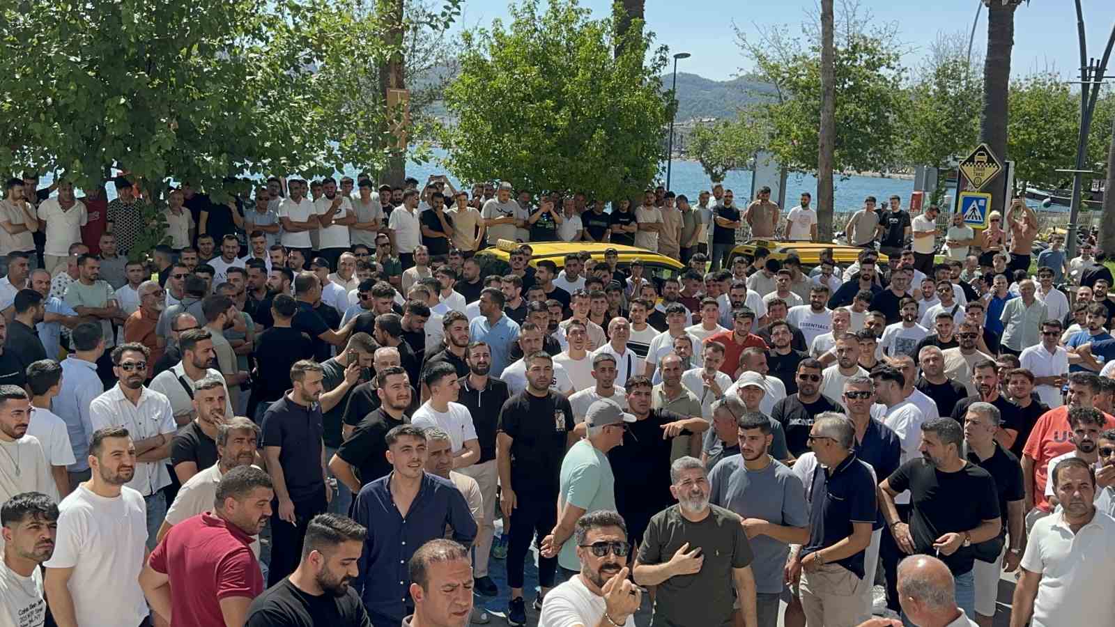 Marmaris&rsquo;te Kapalı&ccedil;arşı esnafı kesilen cezaları protesto etti
