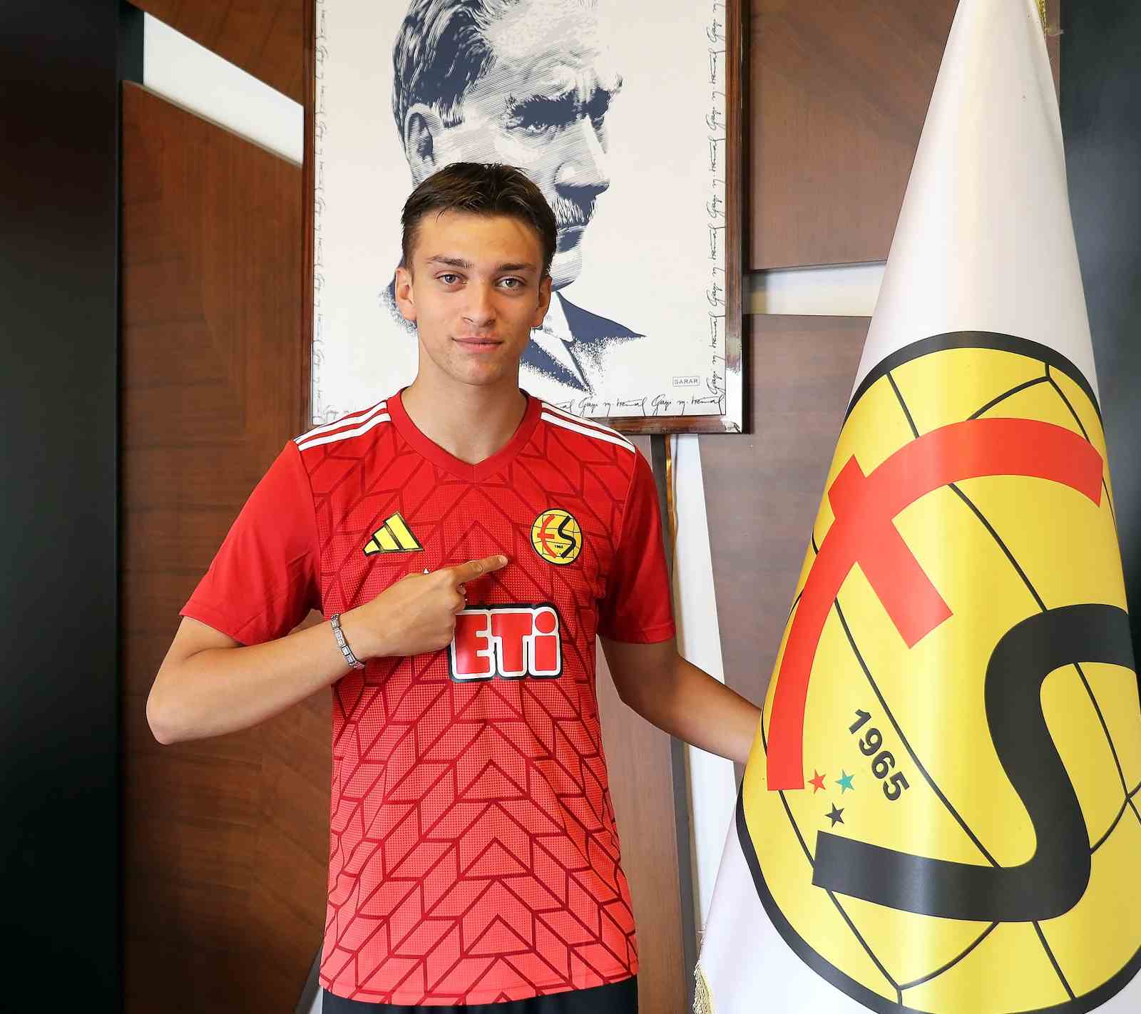Eskişehirspor genç sporcu ile profesyonel sözleşme imzaladı