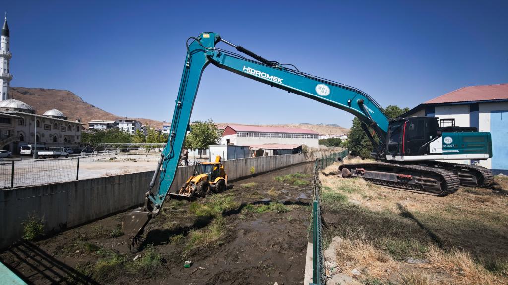 Tatvan’da dere temizliği çalışması yapıldı
