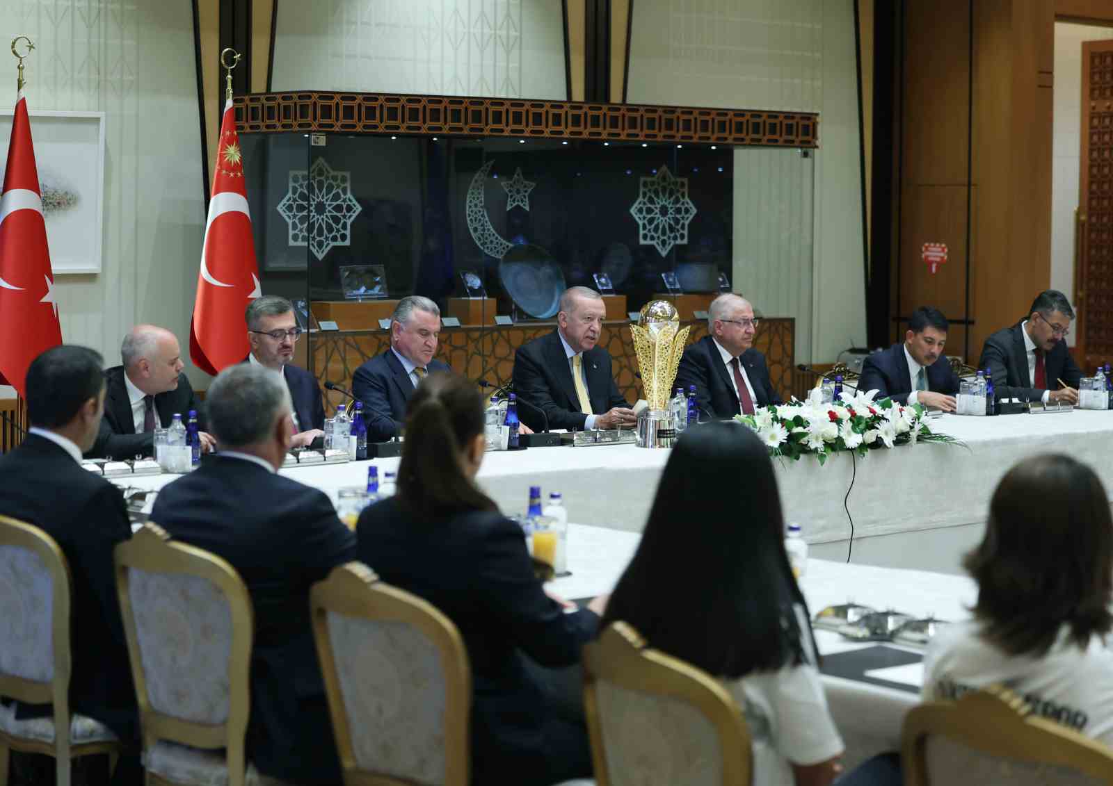 Cumhurbaşkanı Erdoğan, Y&uuml;ksekovaspor Kadın Futbol Takımı&rsquo;nı kabul etti
