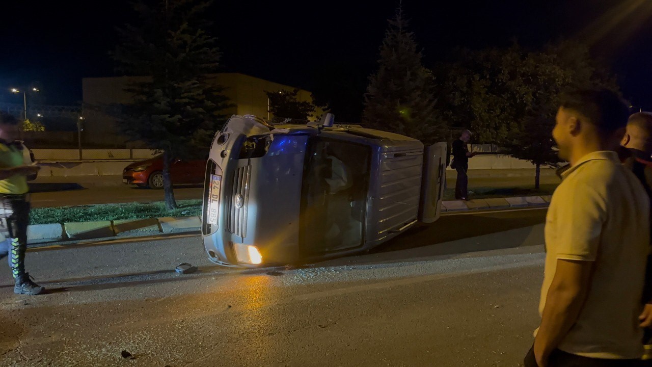 Erzincan&rsquo;da alkoll&uuml; s&uuml;r&uuml;c&uuml;n&uuml;n kullandığı ara&ccedil; takla attı

