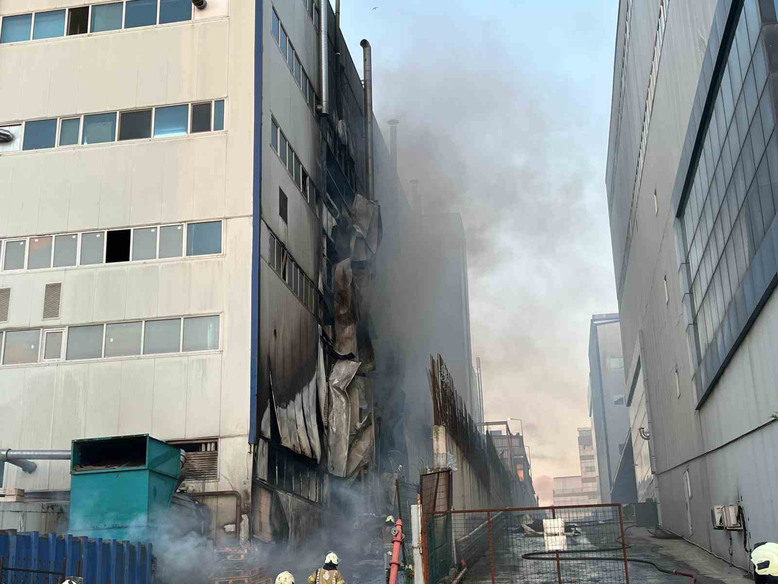 Arnavutk&ouml;y&rsquo;de 6 katlı fabrikada yangın
