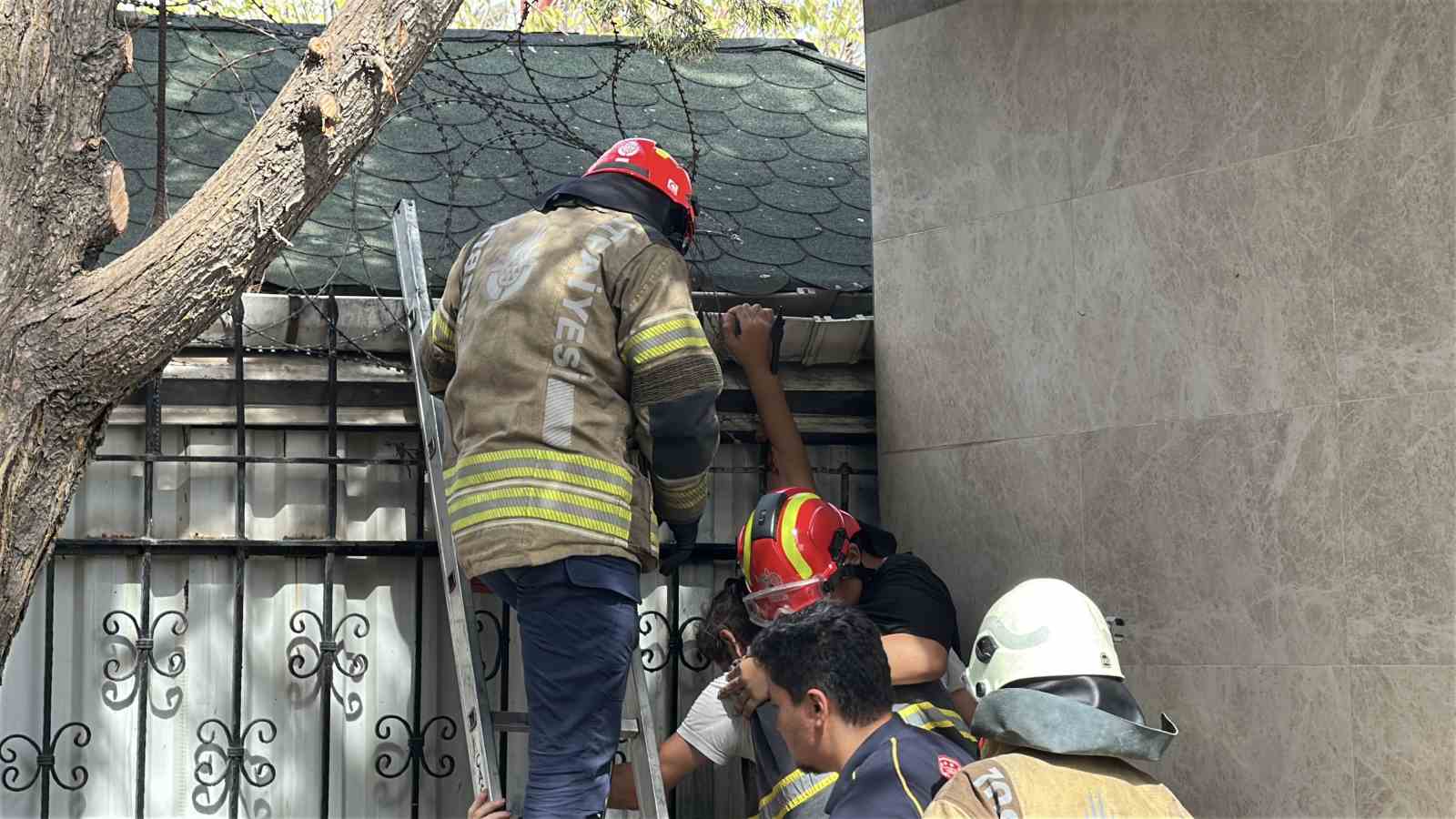 Ataşehir&rsquo;de bir &ccedil;ocuk, koluna saplanan demirle hastaneye kaldırıldı
