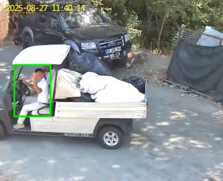 Anonsla uyarılınca yere attığı izmariti geri aldı
