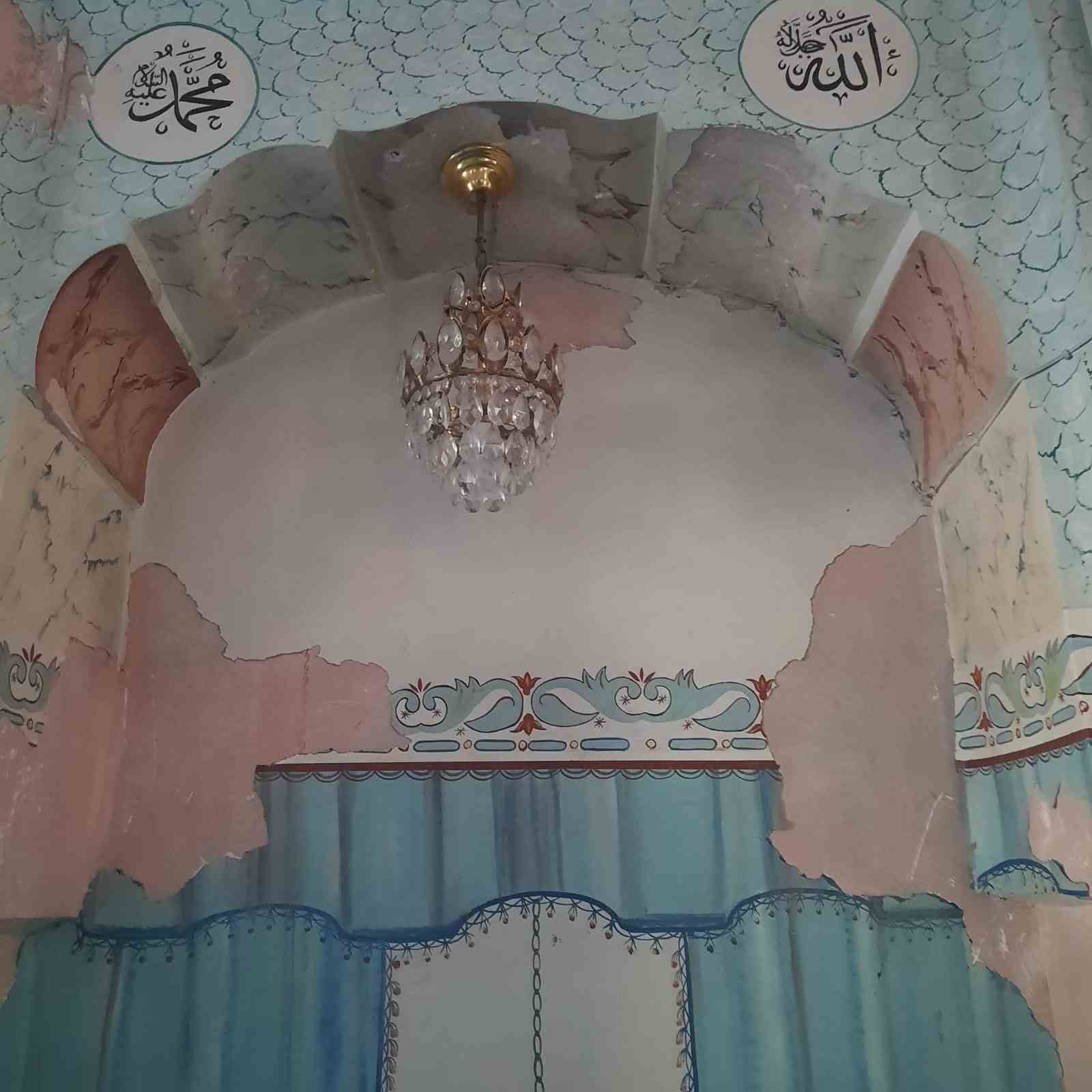 Bezzaz Cami dökülüyor