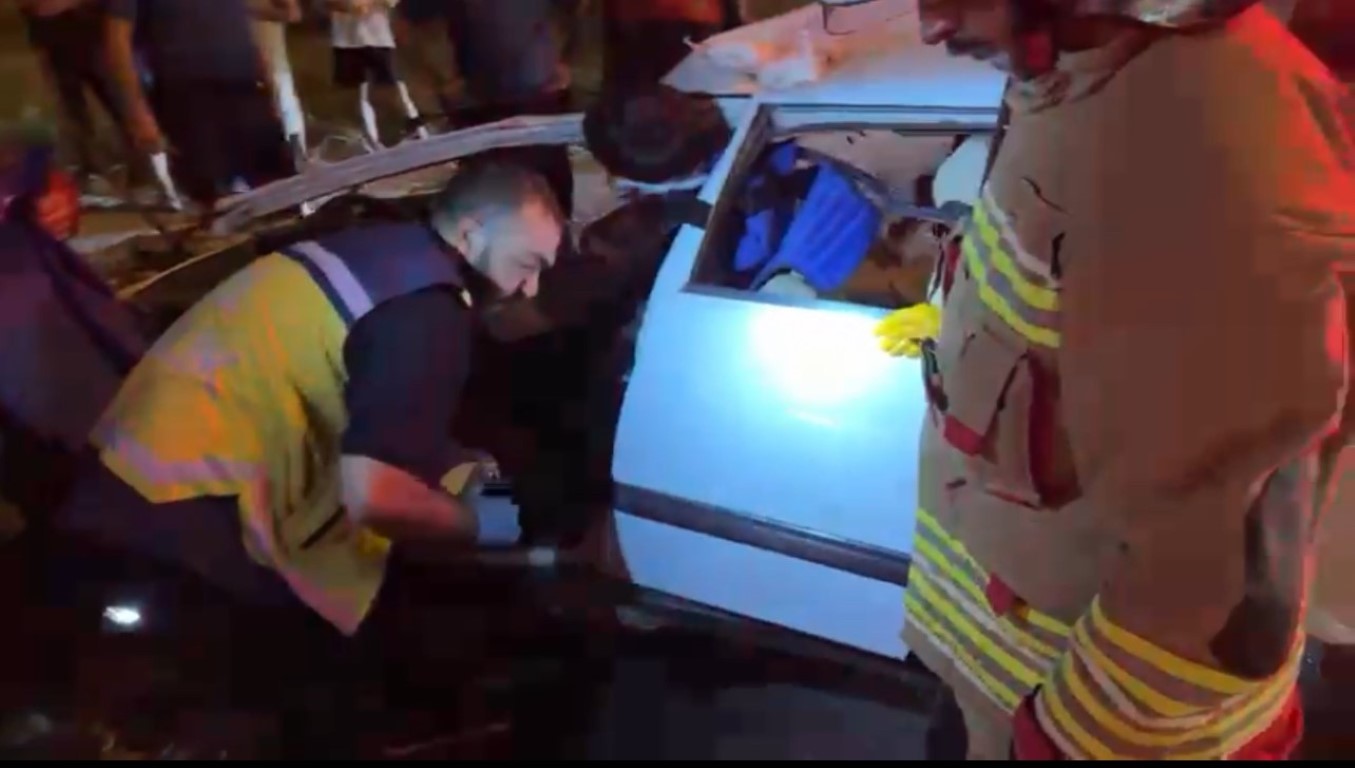 Elektrik direğine çarpan Tofaş hurdaya döndü: 2’si ağır 4 yaralı