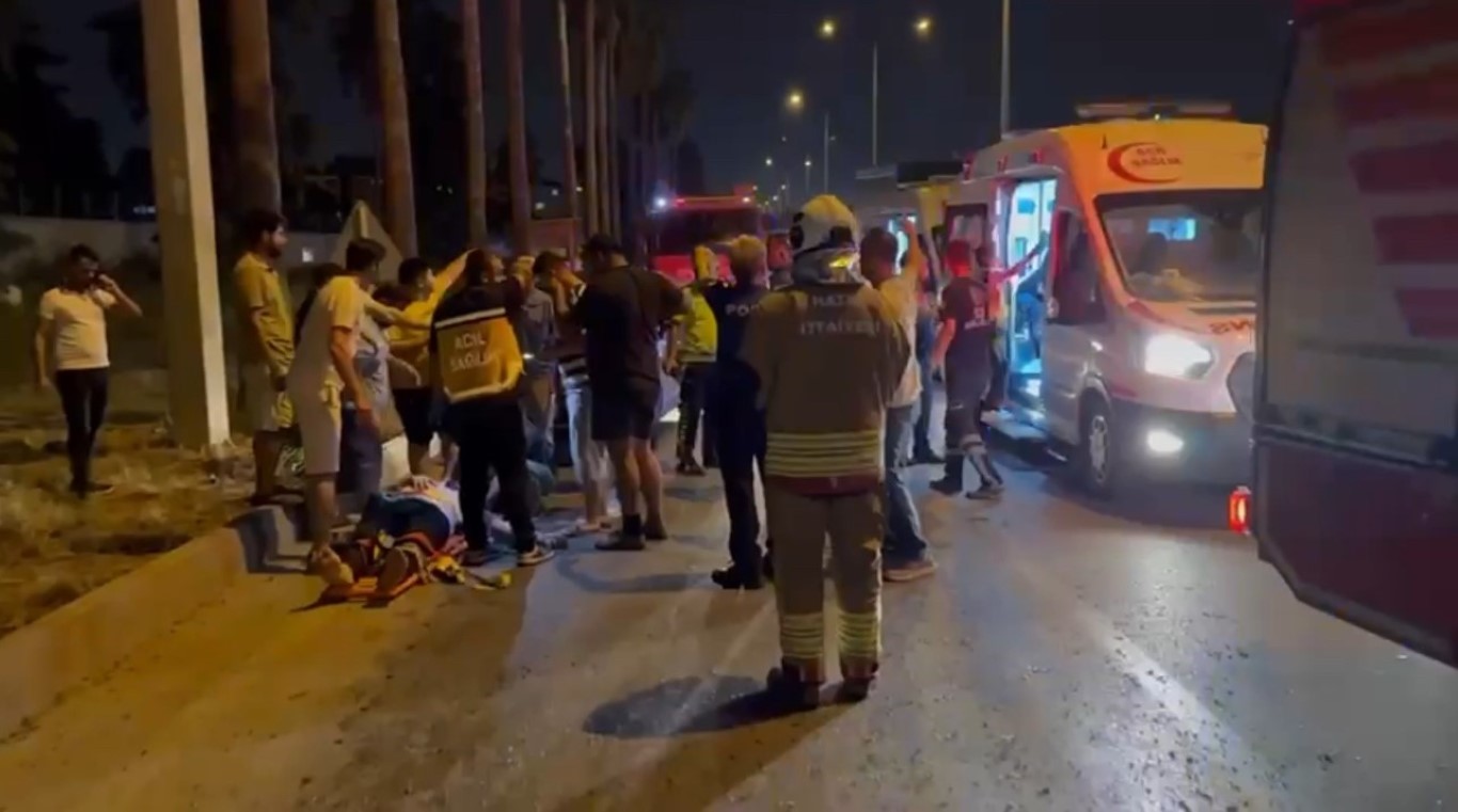 Elektrik direğine çarpan Tofaş hurdaya döndü: 2’si ağır 4 yaralı