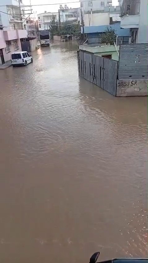 Adana’da su borusu patladı, yol asfaltlanmayınca mahalle toz içinde kaldı

