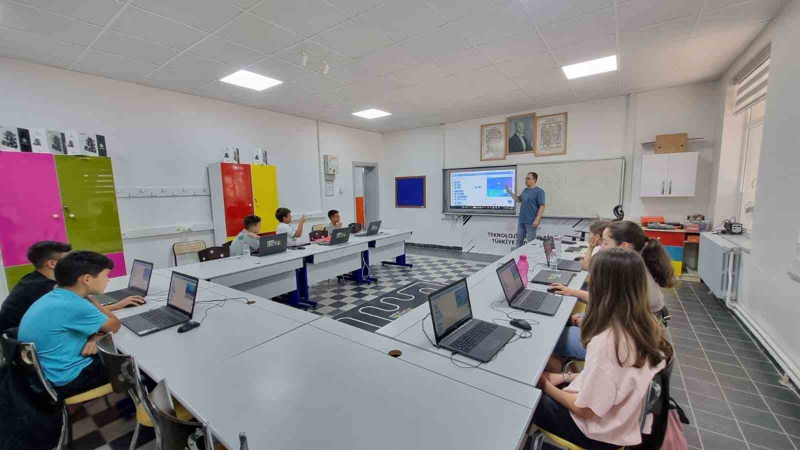 Manisalı &ouml;ğrenciler doğada eğlenerek &ouml;ğreniyor
