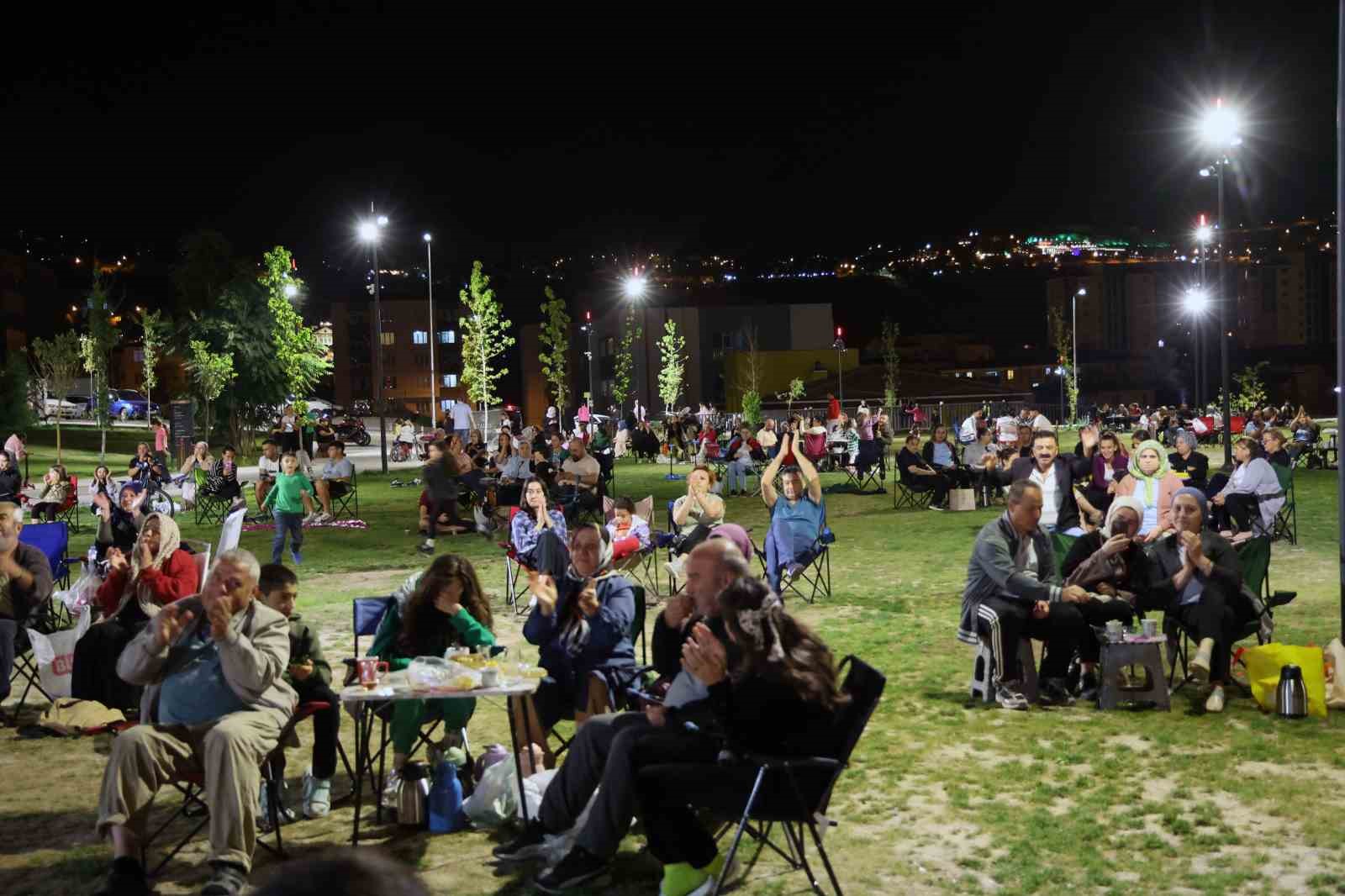 Talas&rsquo;ta zafer coşkusu İhsan Menge konseriyle s&uuml;rd&uuml;
