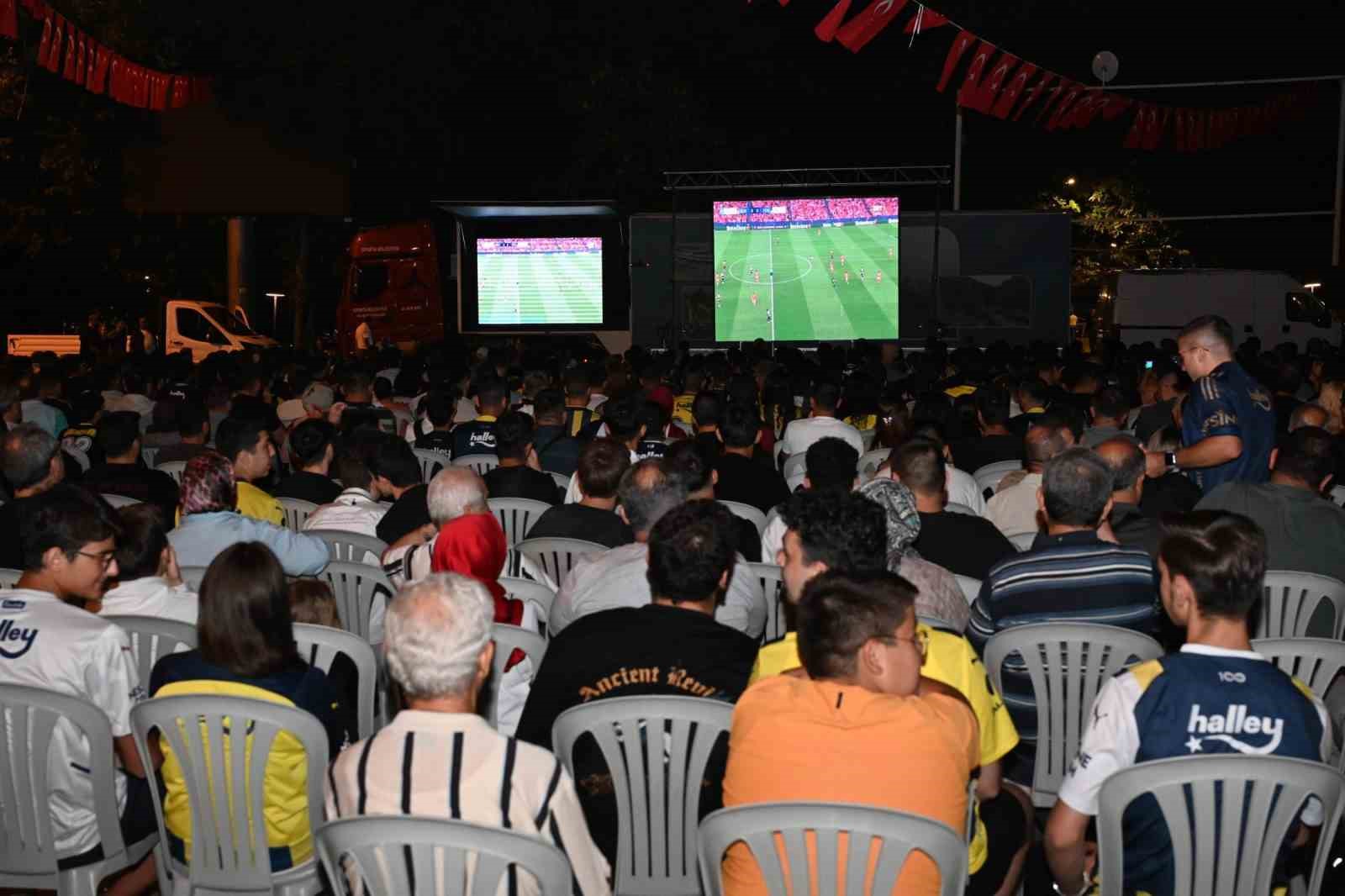Isparta Belediyesi, Fenerbahçe maçı için dev ekran kurdu