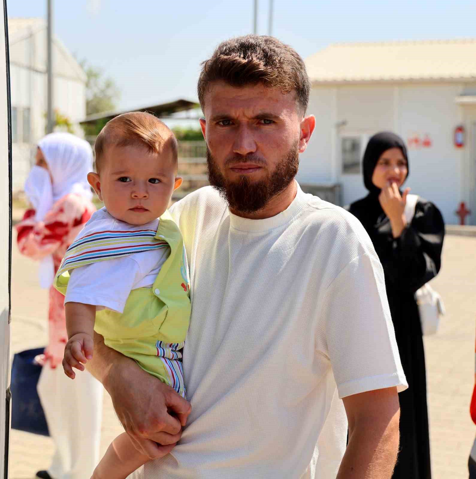 Adana&rsquo;da kampta kalan 160 Suriyeli daha 4 otob&uuml;s ve 2 tırla &uuml;lkelerine geri d&ouml;nd&uuml;
