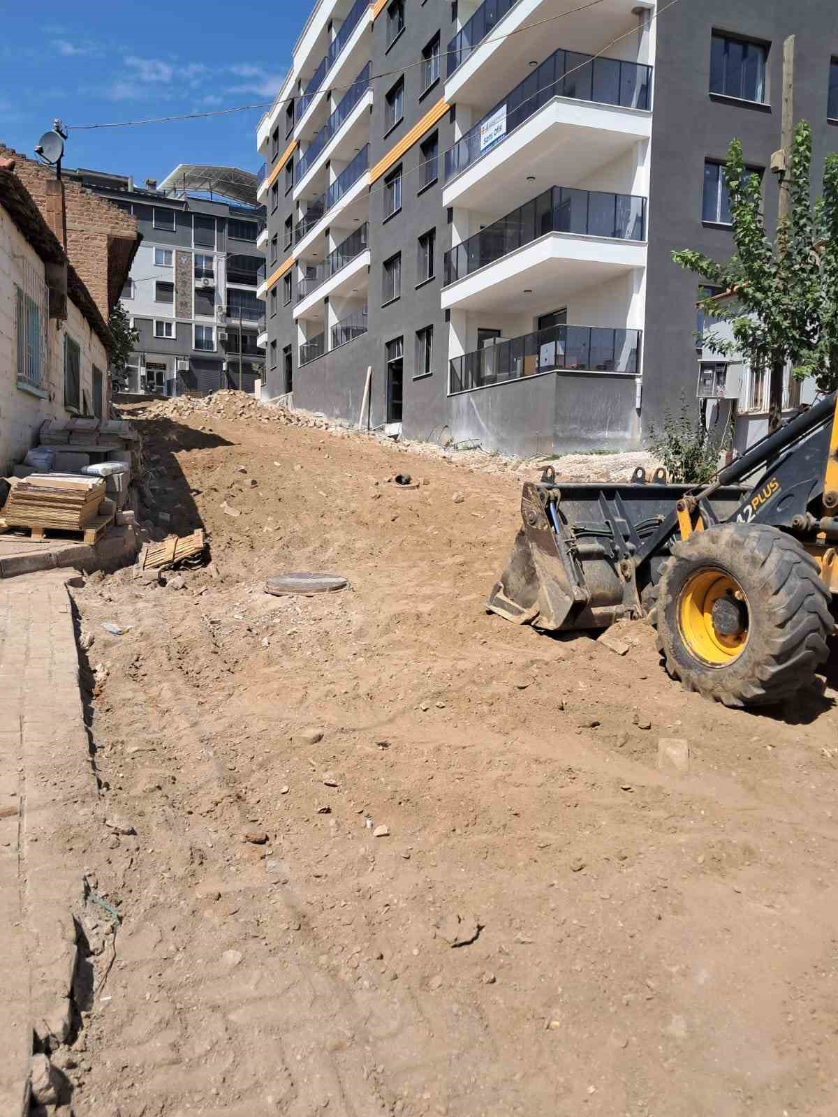 Sultanhisar’da yol yenileme çalışmaları devam ediyor
