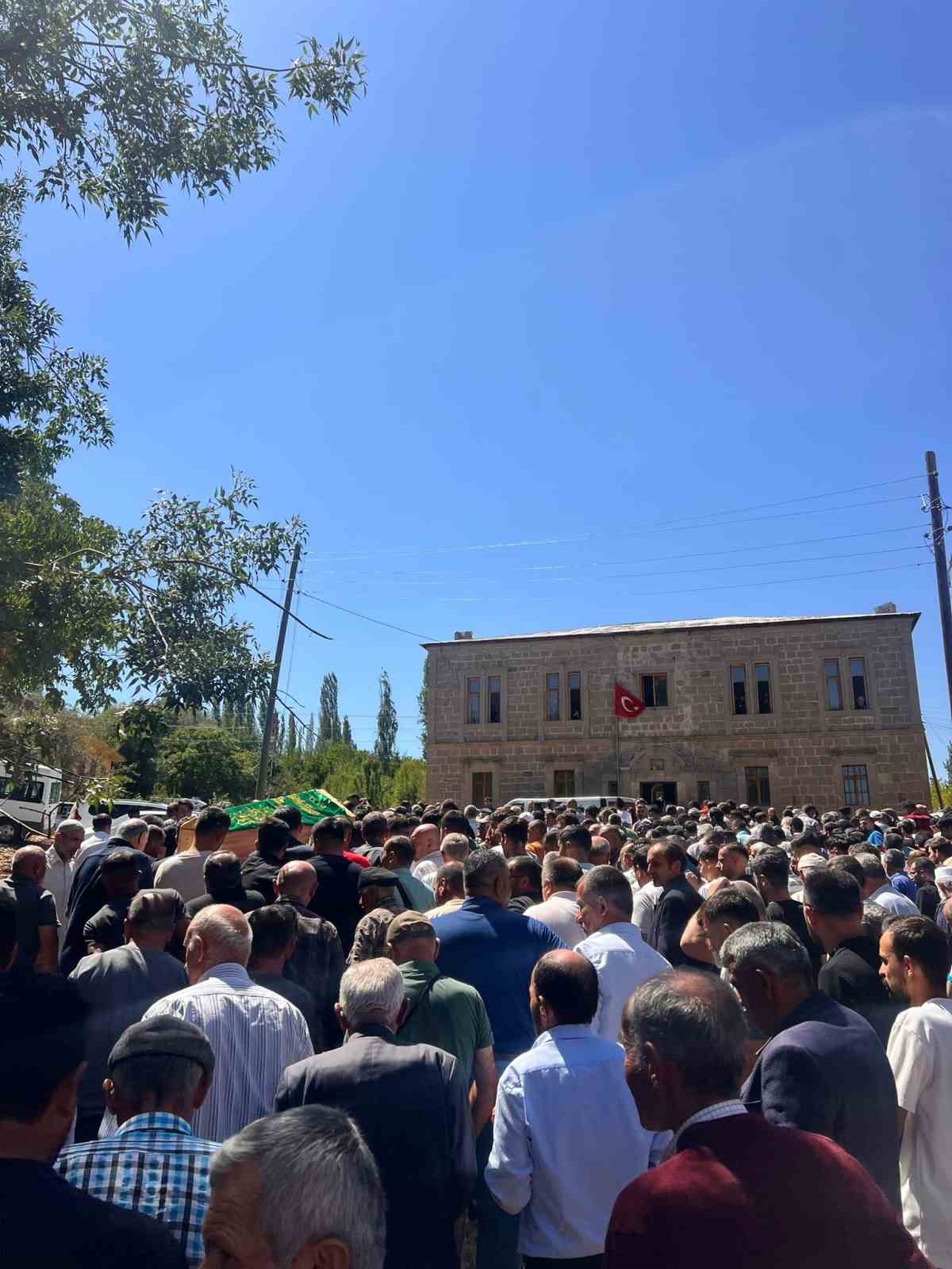 D&uuml;ğ&uuml;n sonrası evine uğurlanırken yengesinin kurşununa hedef olan damat son yolculuğuna uğurlandı
