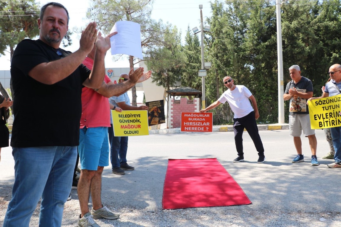 İzmir Büyükşehir Belediyesi’nin kooperatif mağdurlarından kırmızı halılı protesto