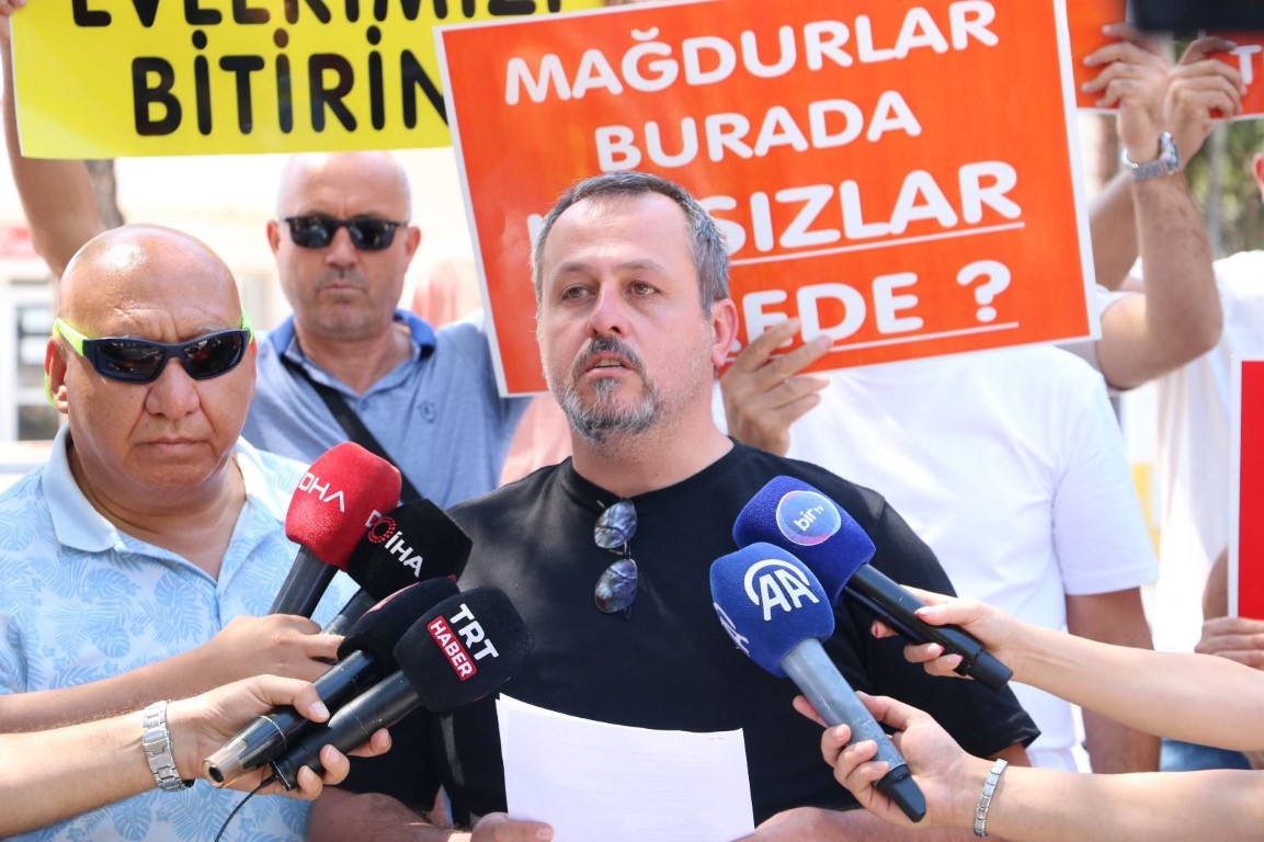 İzmir Büyükşehir Belediyesi’nin kooperatif mağdurlarından kırmızı halılı protesto