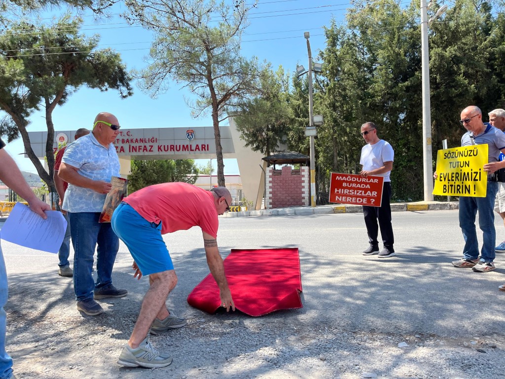İzmir Büyükşehir Belediyesi’nin kooperatif mağdurlarından kırmızı halılı protesto