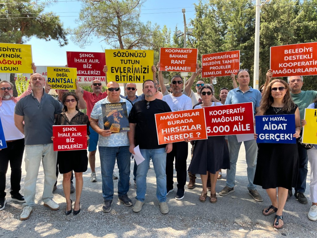 İzmir Büyükşehir Belediyesi’nin kooperatif mağdurlarından kırmızı halılı protesto
