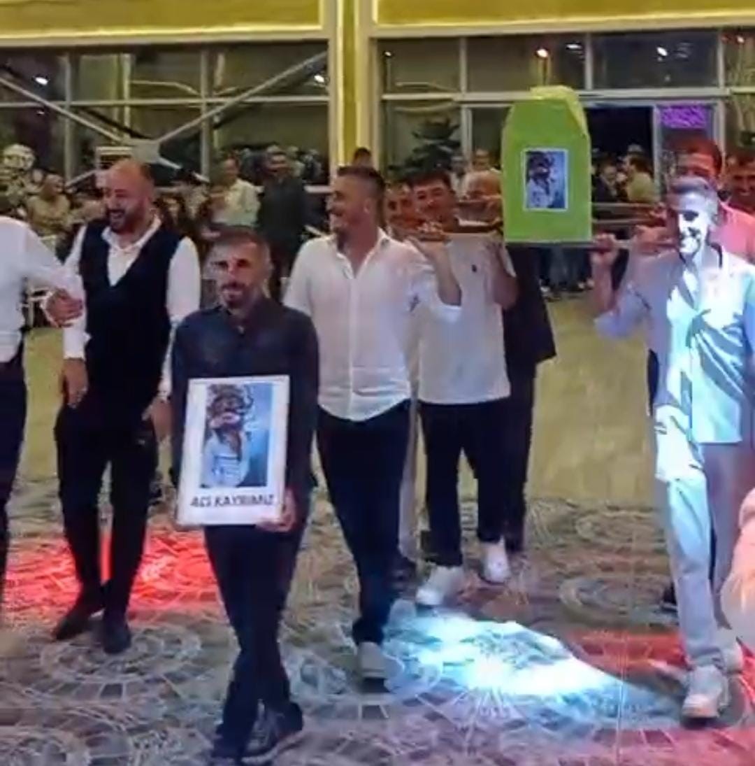 D&uuml;ğ&uuml;n salonuna tabutla girdiler
