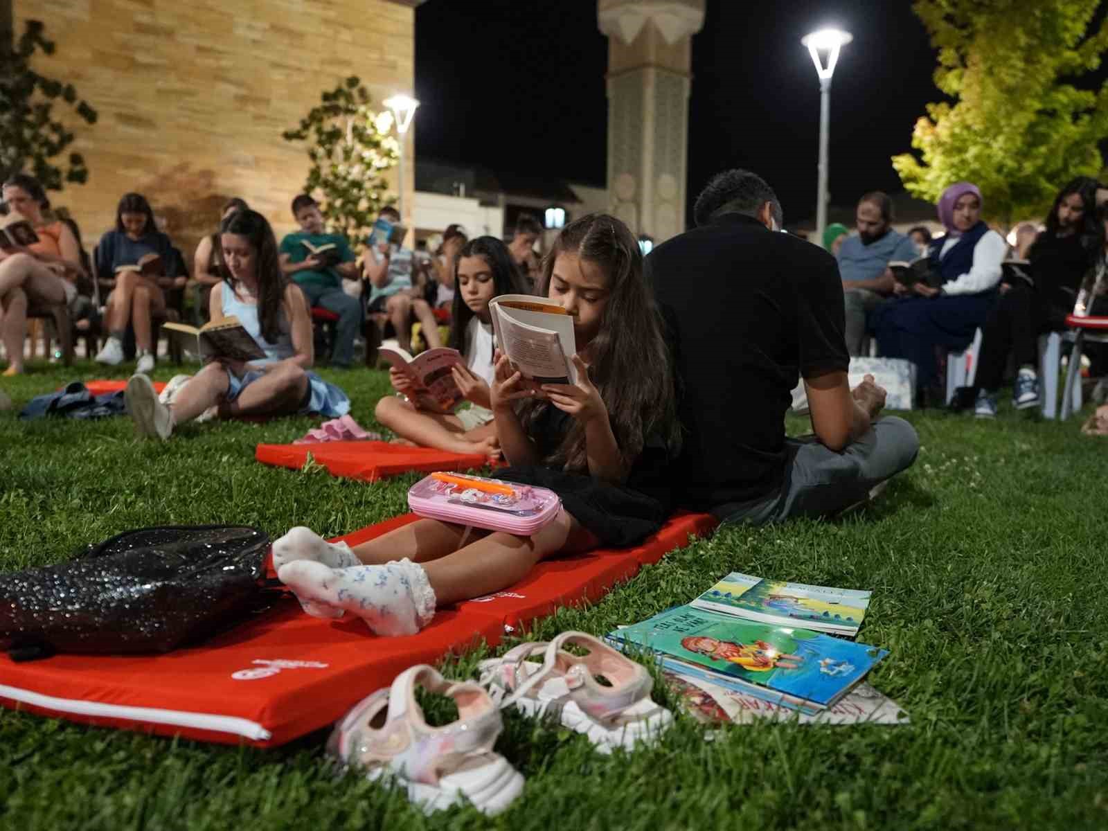 Kitapseverler sessiz okuma etkinliğinde bir araya geldi