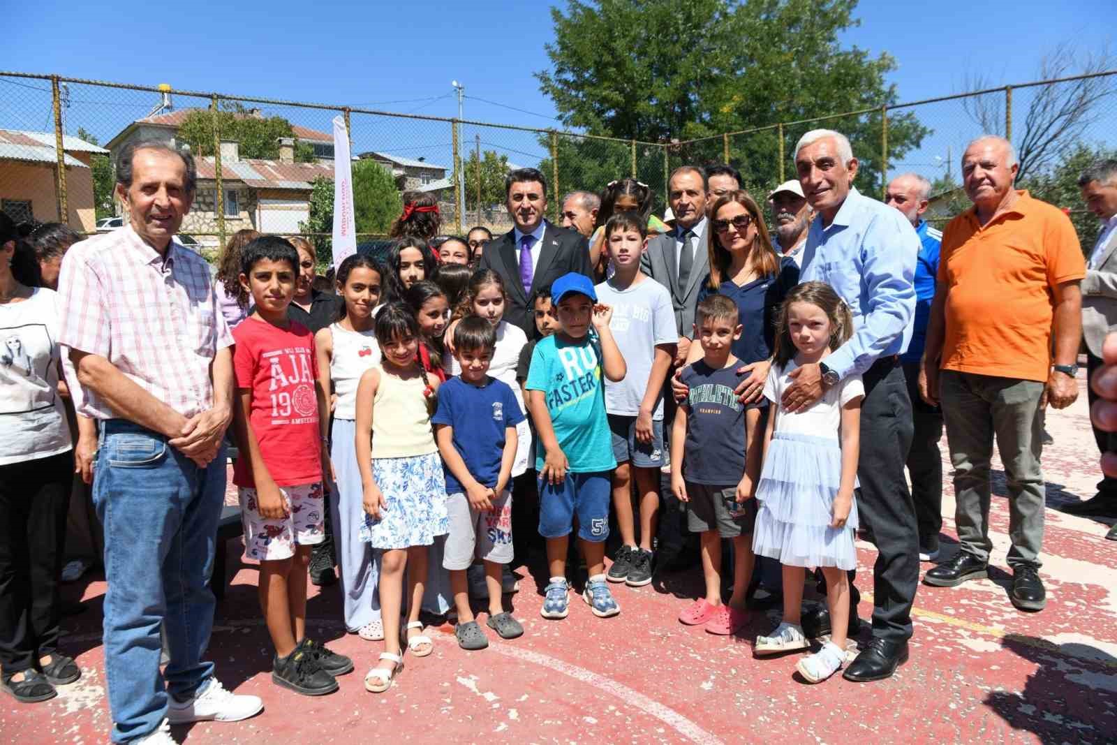Tunceli&rsquo;de halı saha bakım onarım protokol&uuml;
