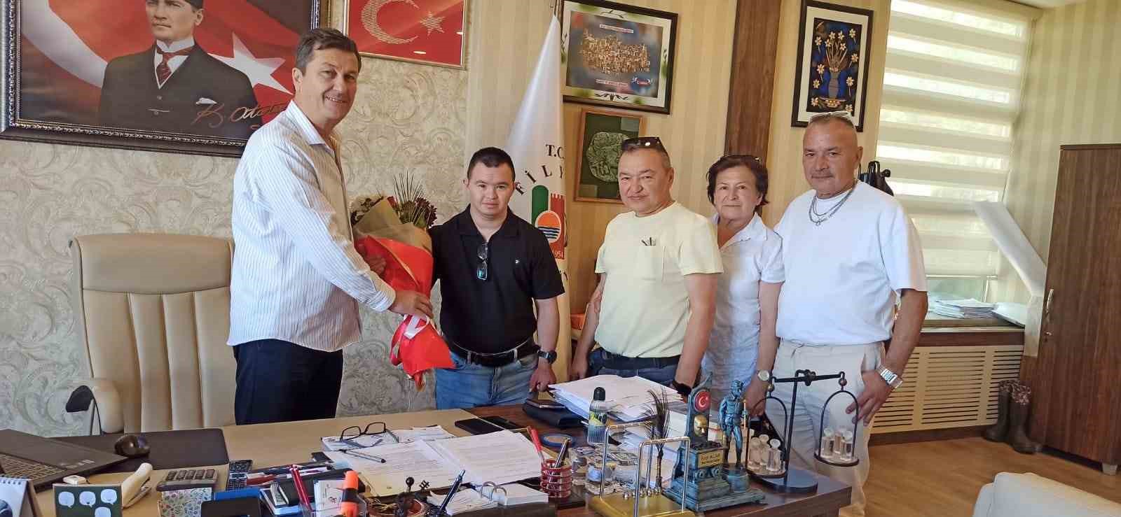 &Ouml;zel bireylerin ailelerinden Başkan Acar&rsquo;a teşekk&uuml;r ziyareti
