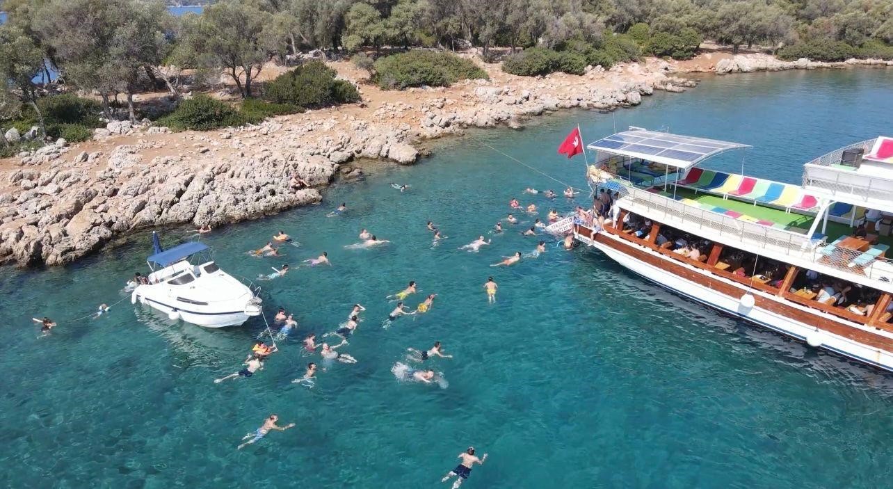 Mahalleliden denizin ortasında davul zurnalı eğlence